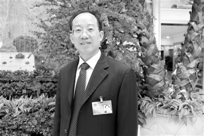 圖為全國人大代表、廣西壯族自治區(qū)林業(yè)廳廳長、黨組書記陳秋華。